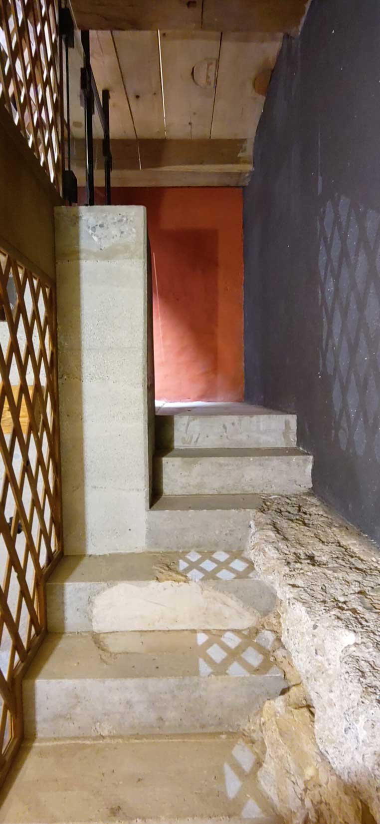 Farben und Beton die neue Treppe zur Mechanik der MĂĽhle