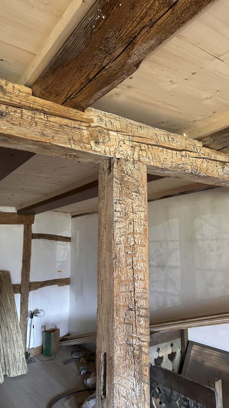 Mit CycloDextrin behandeltes Holz. Daher die weissen Flecken