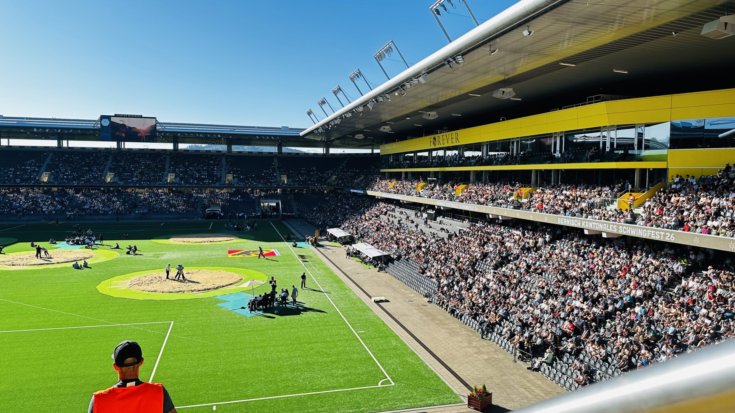 Blick über die Sägemehlringe und die besetzten Tribünen des Stadion Wankdorf beim Schwingfest