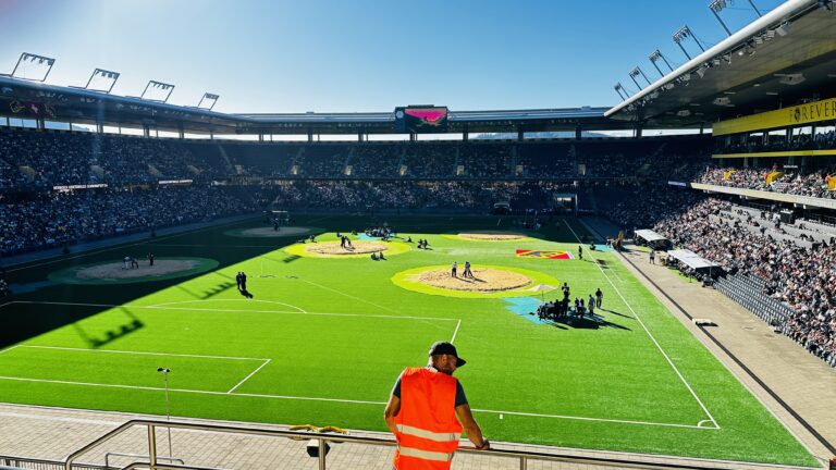 Panorama des Stadion Wankdorf beim Bernisch-Kantonalen Schwingfest 2026 mit vollen Rängen und mehreren Sägemehlringen