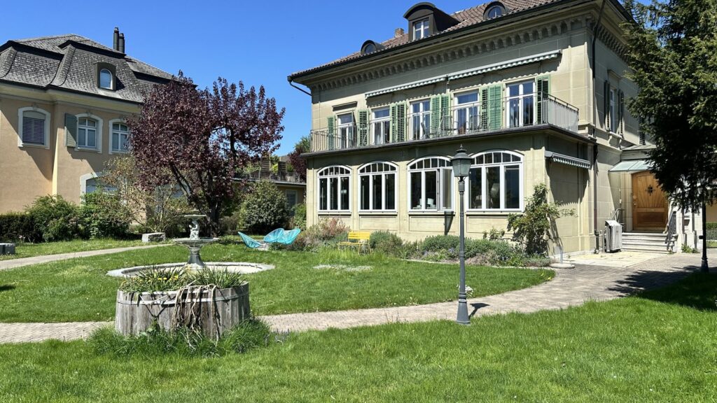 Villa Magnolia an der Lyssacherstrasse 10 in Burgdorf bei Tag, mit Garten und Springbrunnen