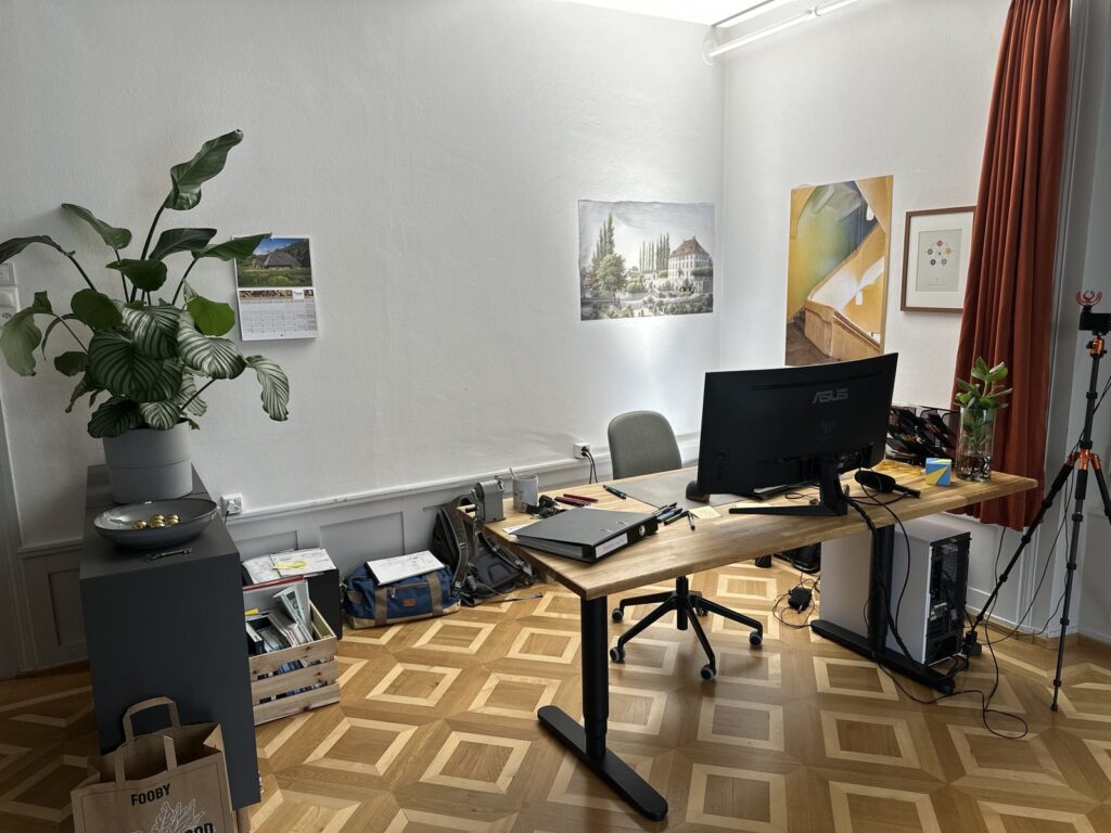 Neuer Büroraum der Baustube in der Villa Magnolia mit Parkettboden und Arbeitsplatz
