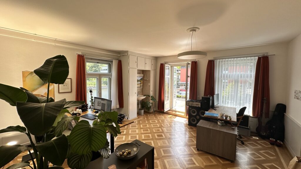Heller Büroraum der Baustube in der Villa Magnolia mit Pflanzen und viel Tageslicht